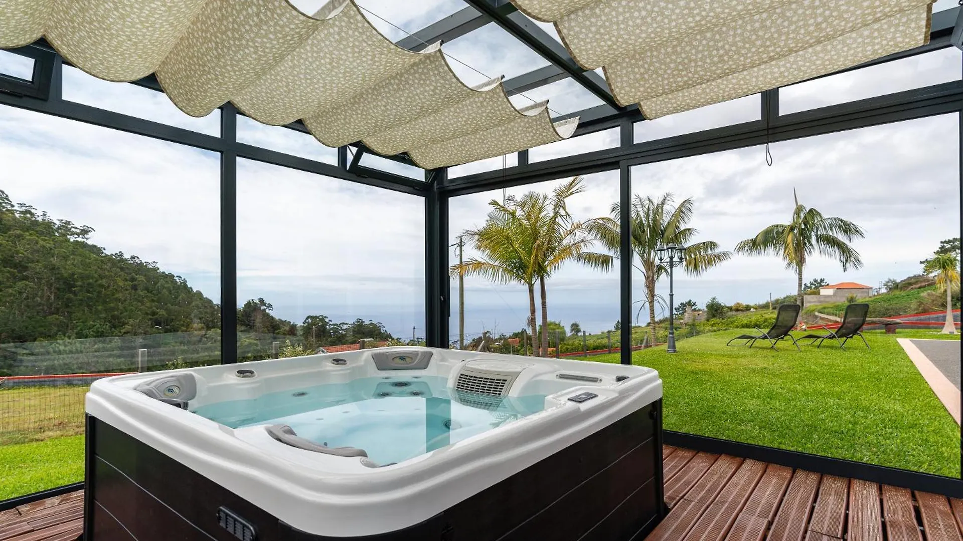 Florencas House - Private Jacuzzi & Garden Calheta  Ferienhaus Calheta (Madeira)