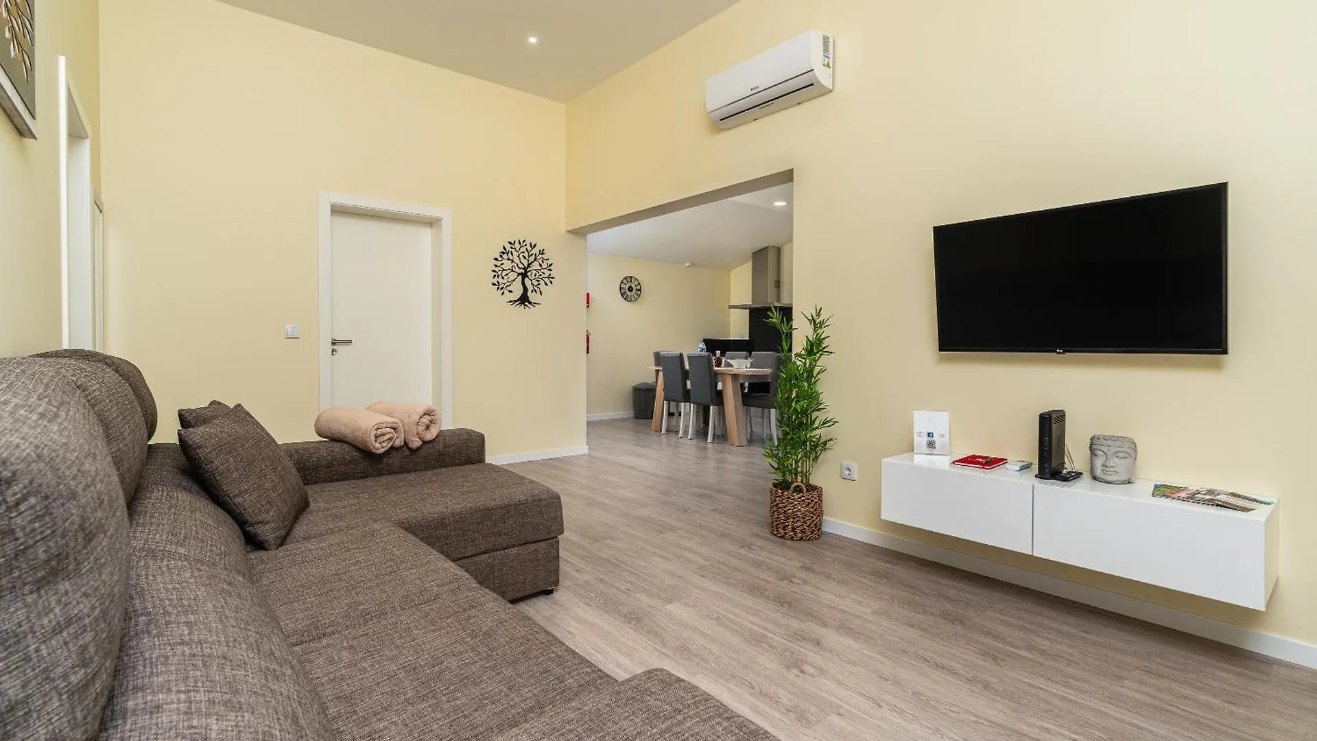 Florencas House - Private Jacuzzi & Garden Calheta  Ferienhaus Calheta (Madeira)