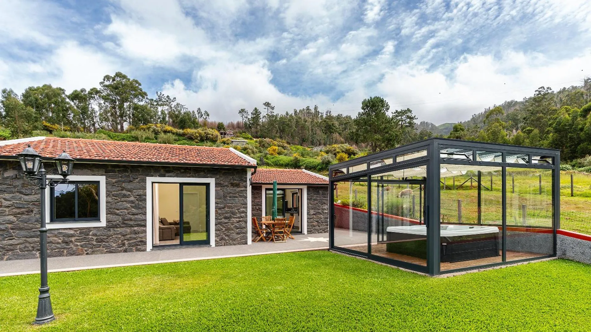 Ferienhaus Florencas House - Private Jacuzzi & Garden Calheta