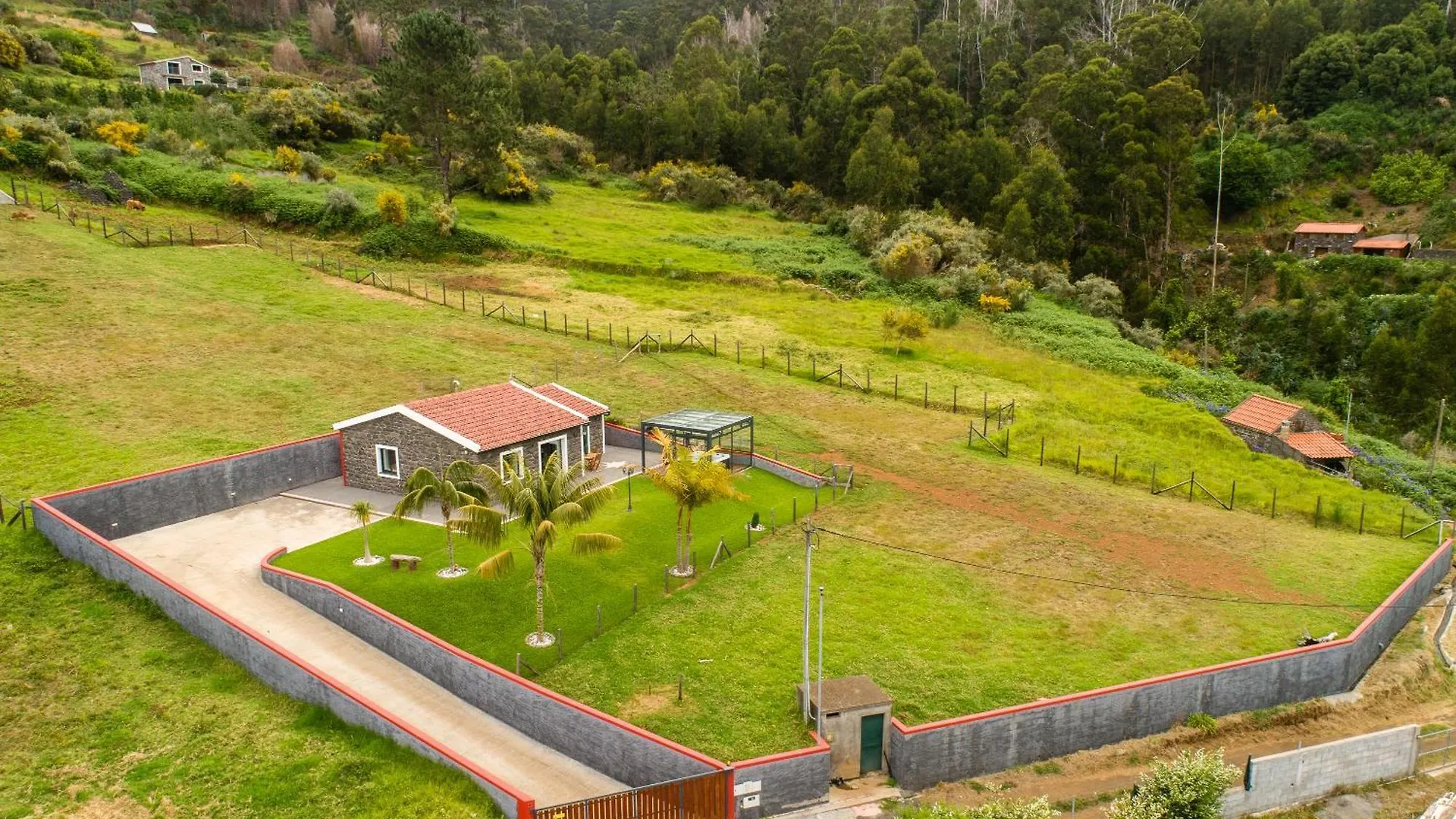 Florencas House - Private Jacuzzi & Garden Calheta