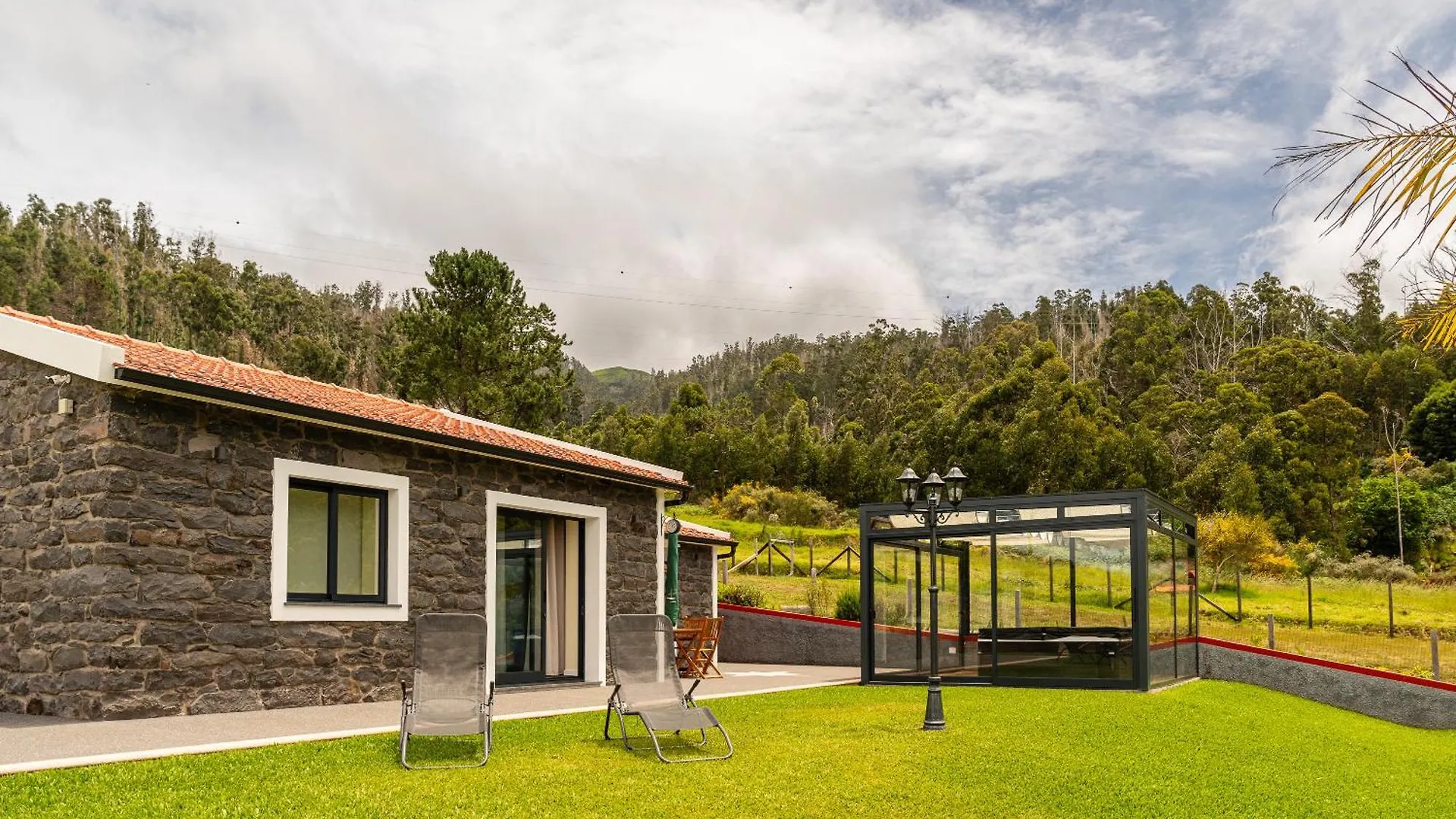 Ferienhaus Florencas House - Private Jacuzzi & Garden Calheta