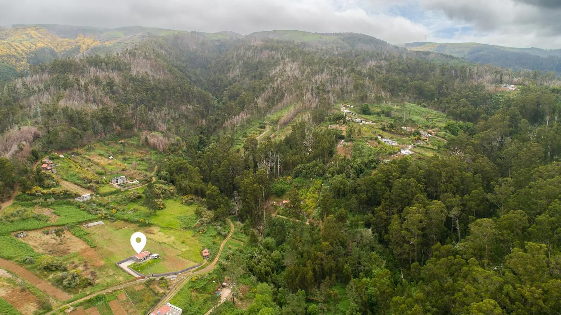 Ferienhaus Florencas House - Private Jacuzzi & Garden Calheta